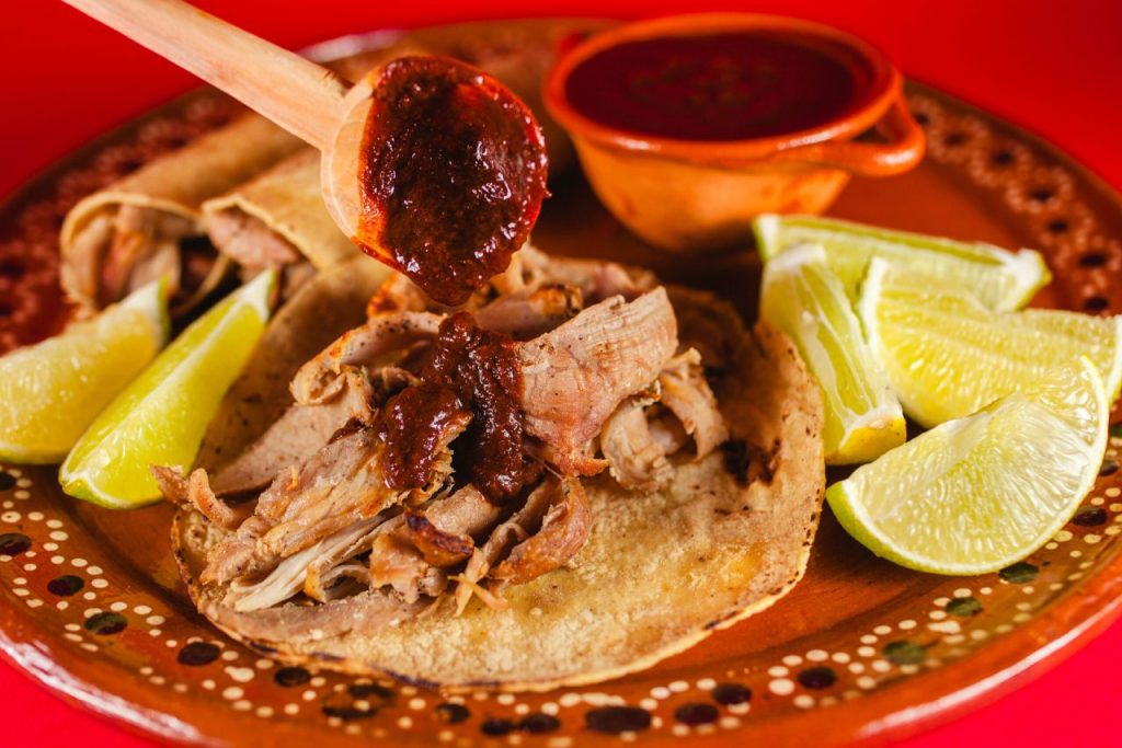 tacos con limón y salsa acidez en los alimentos gastronomia
